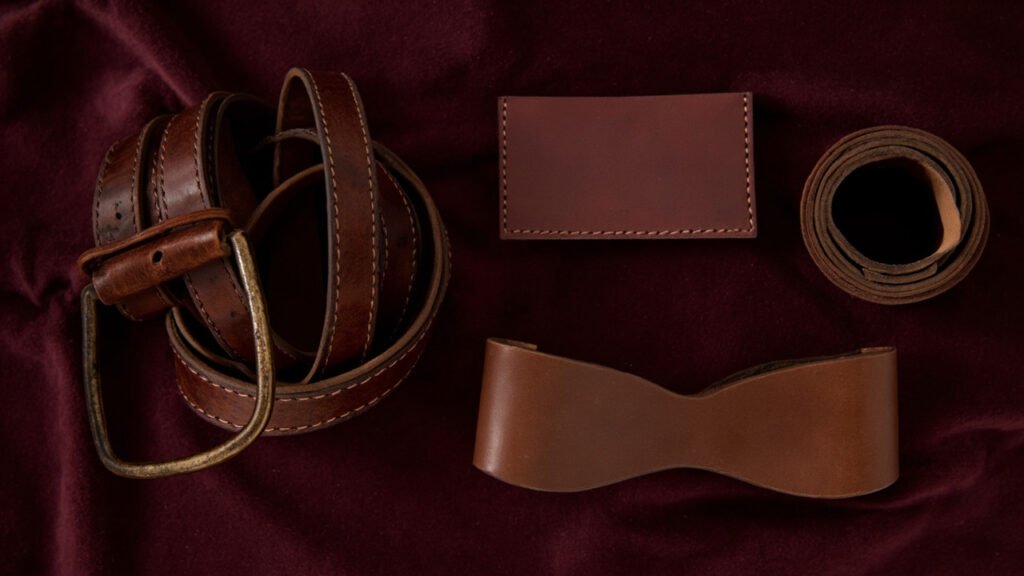Accessoires en cuir de seconde main sur velours.