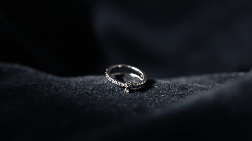 Alliance éternité en platine et diamants sur velours charbon