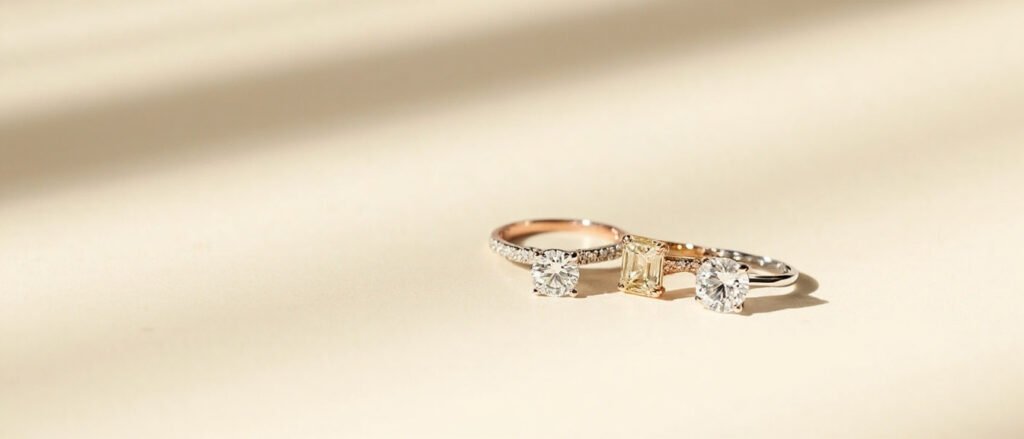 Anneaux de fiançailles en platine, or rose et or jaune à diamants