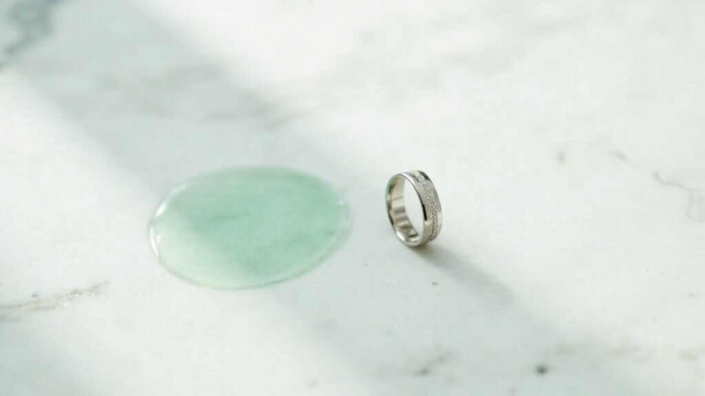 Bague sur marbre blanc, trace verte de nickel libéré.