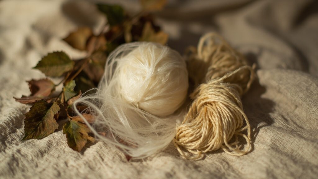 Cocons de soie, feuilles de mûrier et fil brut.