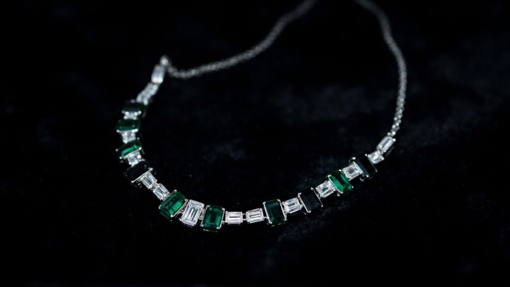 Collier Art Déco platine, diamants et émeraudes sur velours noir