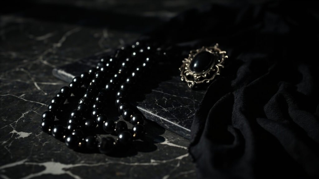 Collier de jais et broche d'onyx sur marbre noir.