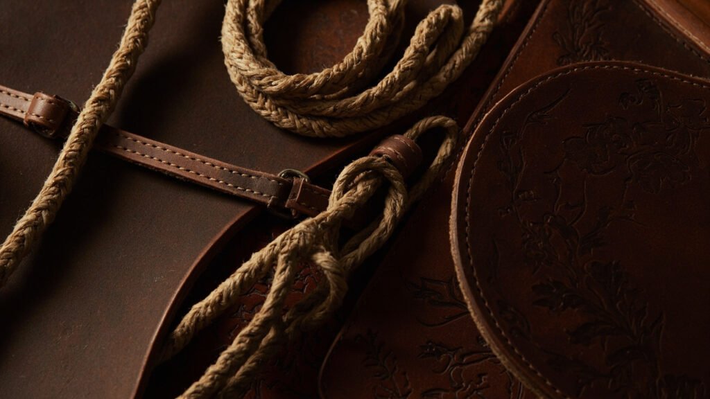 Cuir épais, lasso de rawhide et cuir à motifs embossés.