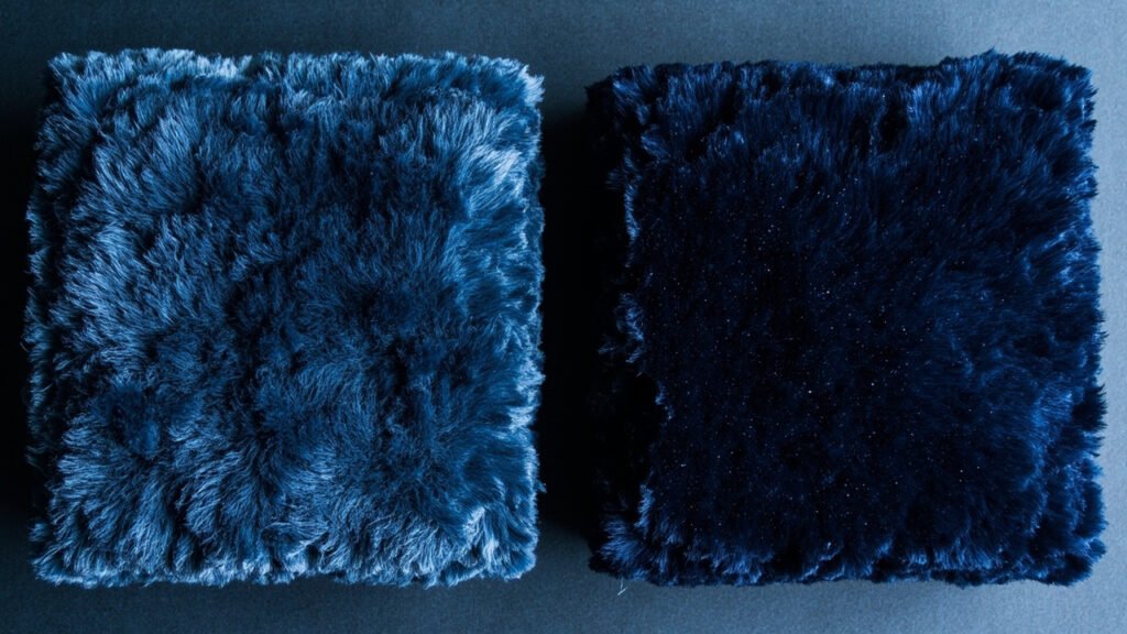 Deux carrés de velours bleu, l'un intact, l'autre abrasé.