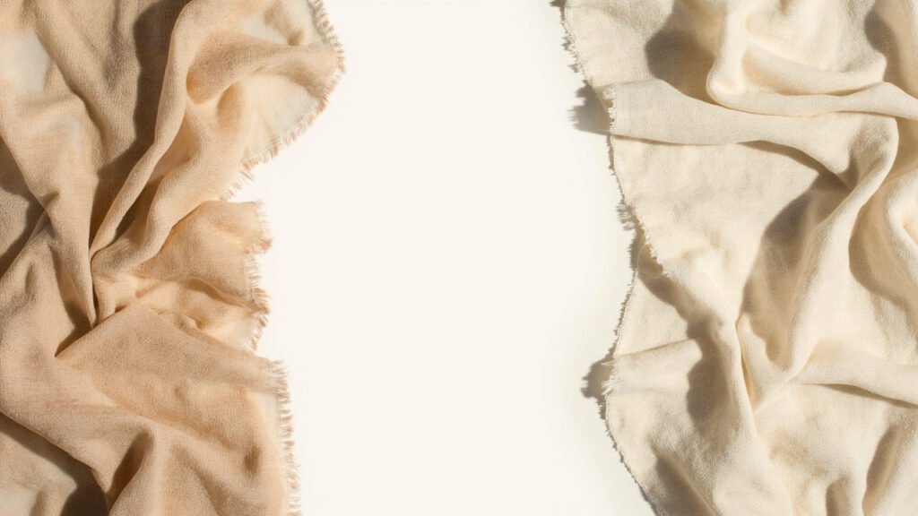 Deux étoffes : pashmina tissé main et cachemire tricoté.