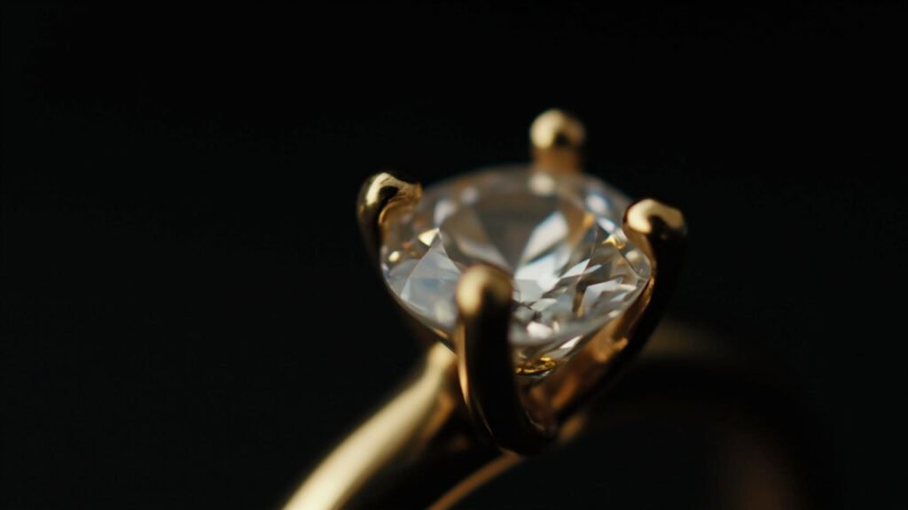 Diamant serti par quatre griffes en or jaune, gros plan