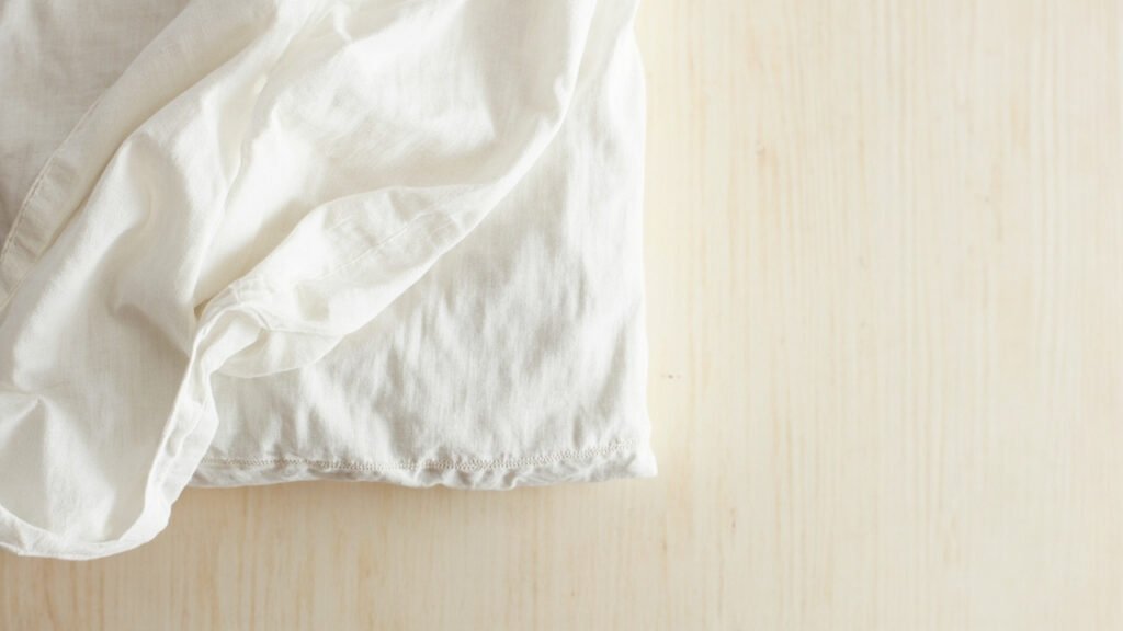 Drap-housse en lin lavé, coin élastique et ourlet généreux.