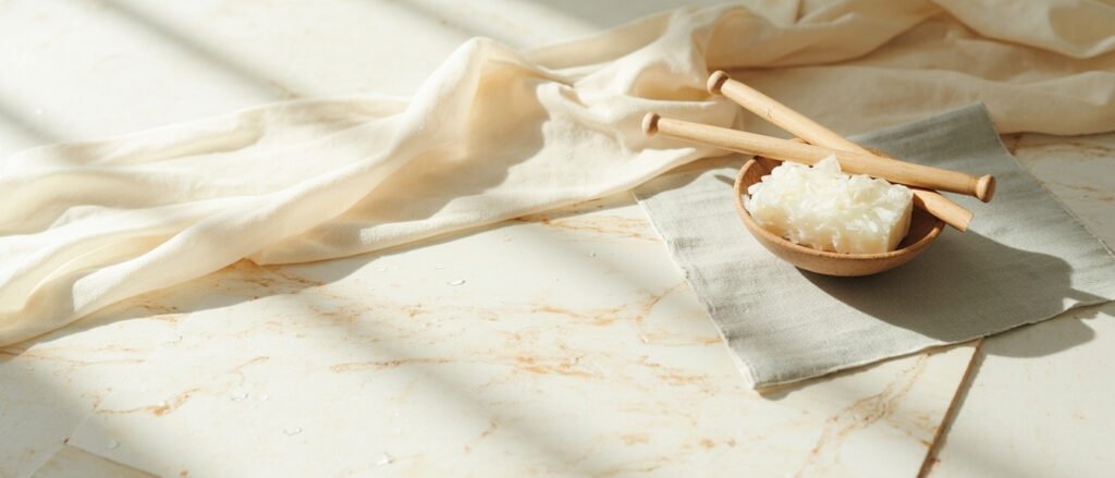 Drapés de soie ivoire, champagne et gris perle, eau et savon.