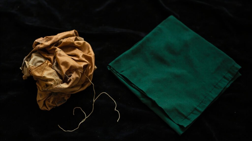 Foulard froissé à côté d'un foulard plié impeccablement.