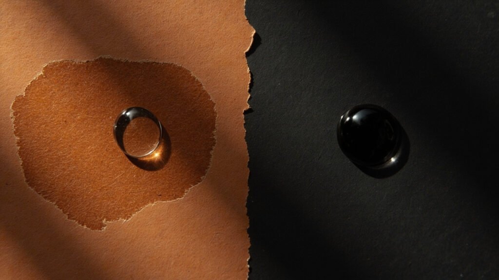 Goutte absorbée par le cuir véritable, perlant sur le synthétique.
