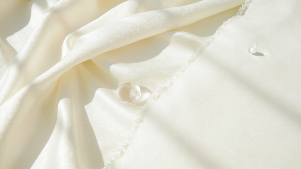 Goutte absorbée par le soie, perlant sur le polyester.