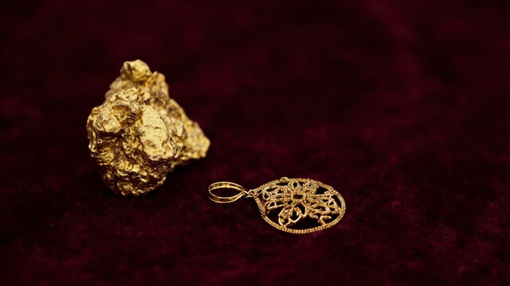 Lingot d'or brut et pendentif filigrane sur velours bordeaux