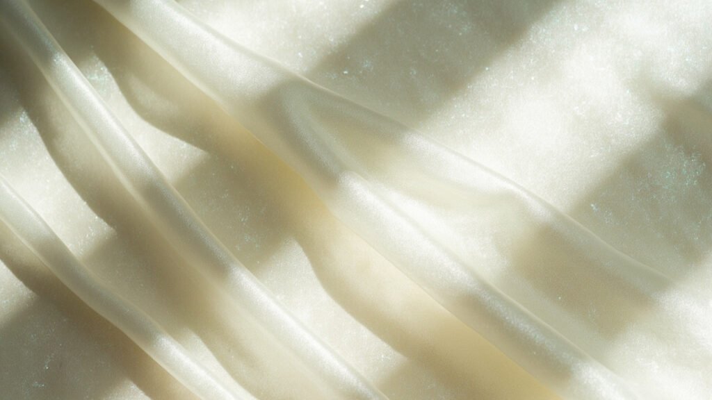 Macro de deux étoffes, éclat perle identique sous lumière rasante.