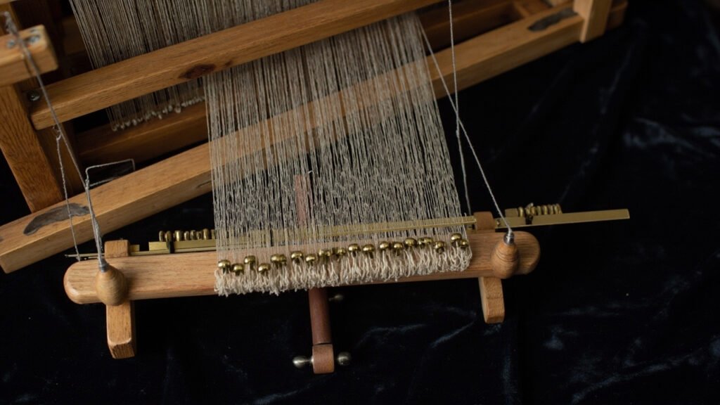 Métier à tisser ancien en bois avec fils de soie tendus