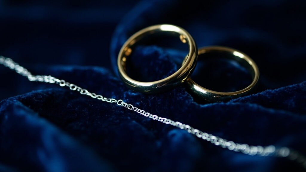 Or jaune et platine brillants sur velours bleu nuit.