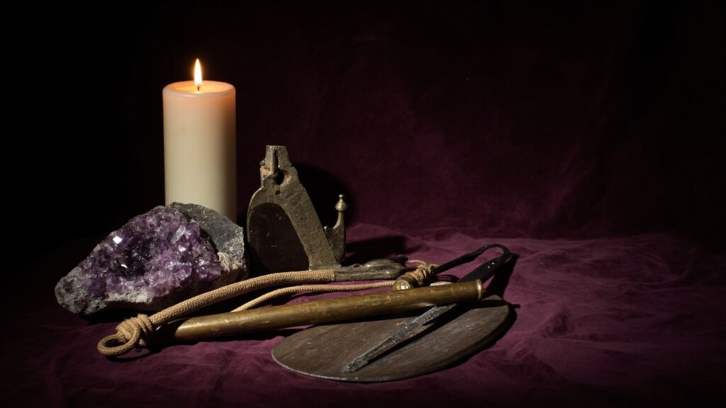 Outils anciens en bronze et améthyste brute sur noyer
