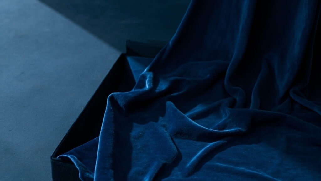 Panneau de velours ras bleu nuit, surface mate et régulière.