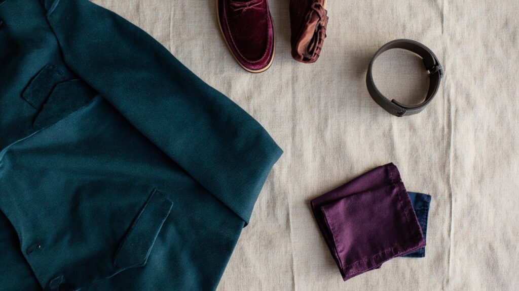 Pièces de velours contemporains sur lin brut : veste, pochette, mocassin.