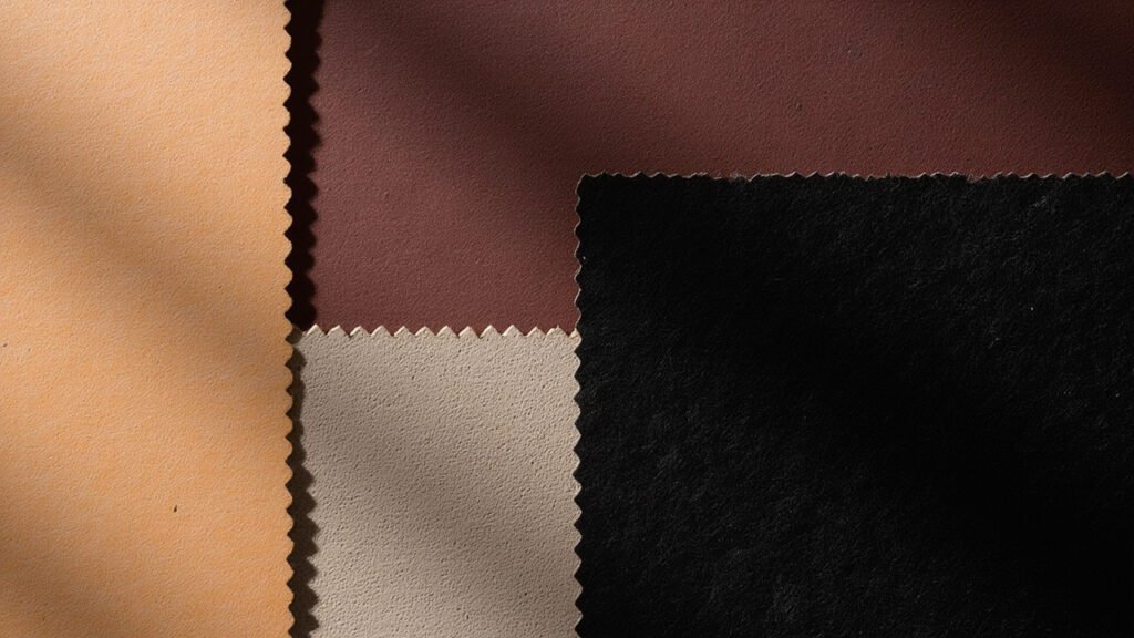 Quatre cuirs: tanné végétal, bordeaux aniline, nubuck taupe, box noir brillant.
