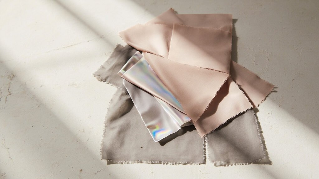 Satin changeant blush et graphite sur béton clair