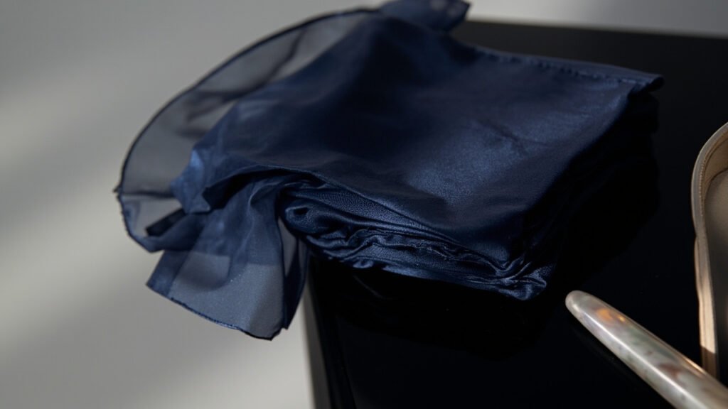 Soie charmeuse et satin shantung bleu nuit sur laque.