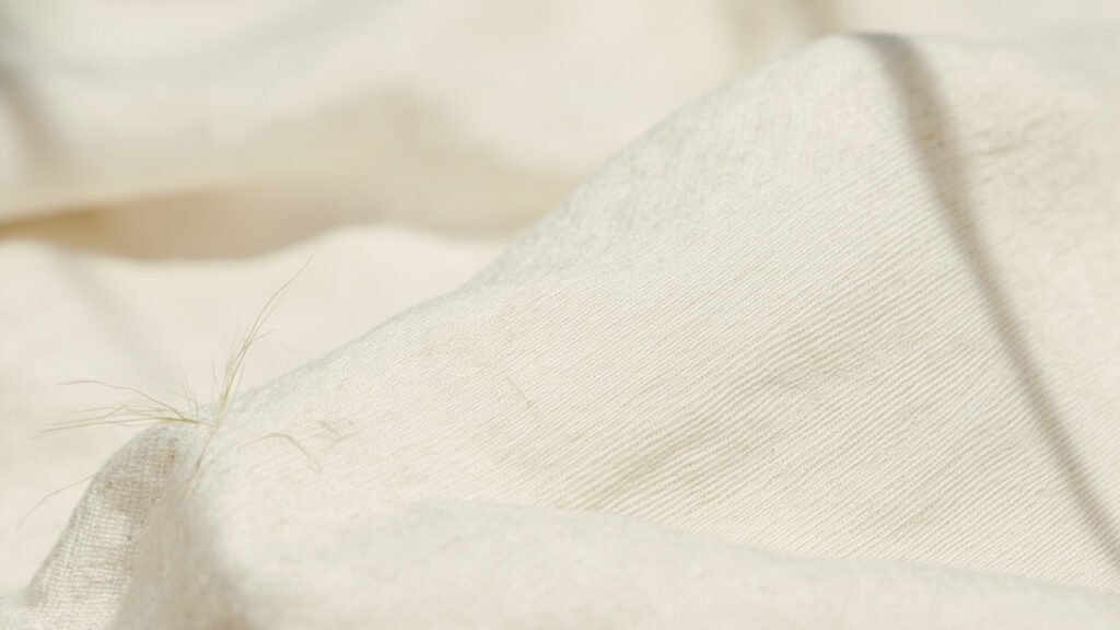 Tissu de lin haute densité écru, trame serrée en gros plan.