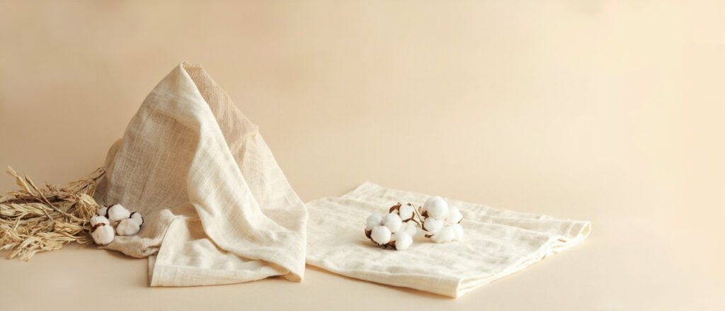 Toile de lin et de coton avec fibres brutes, composition panoramique minimaliste.