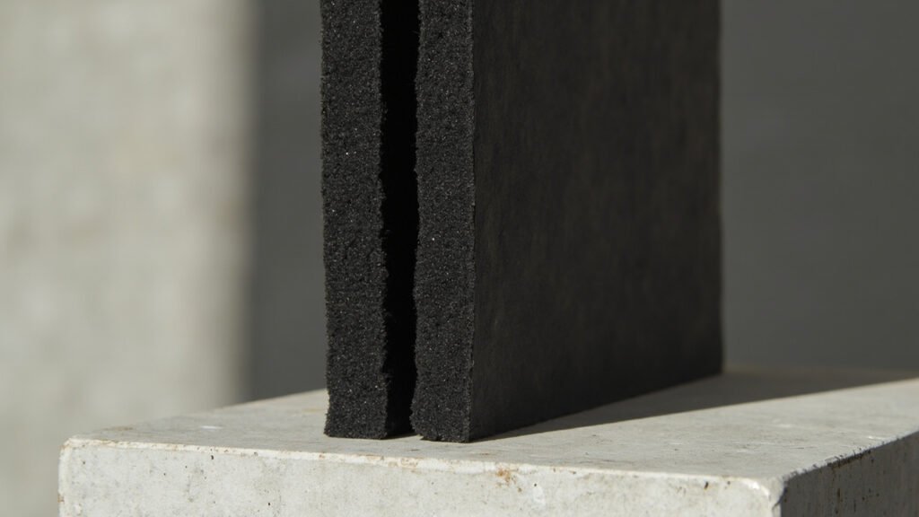 Tranche lisse de simili-cuir, mousse synthétique et tissu.