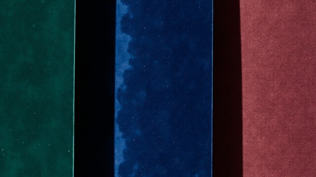 Trois panneaux de velours comparant les techniques ras, ciselé et dévoré.