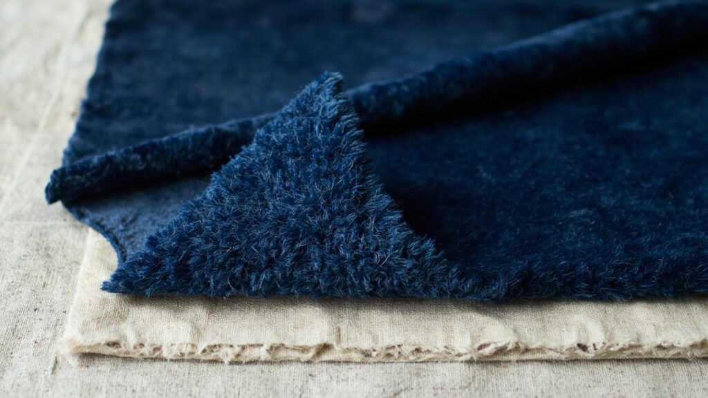Velours bleu nuit replié dévoilant la structure technique de la pile.