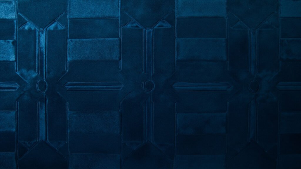 Velours ciselé bleu nuit, zones de poil tondu brillant contrastant avec motif en relief