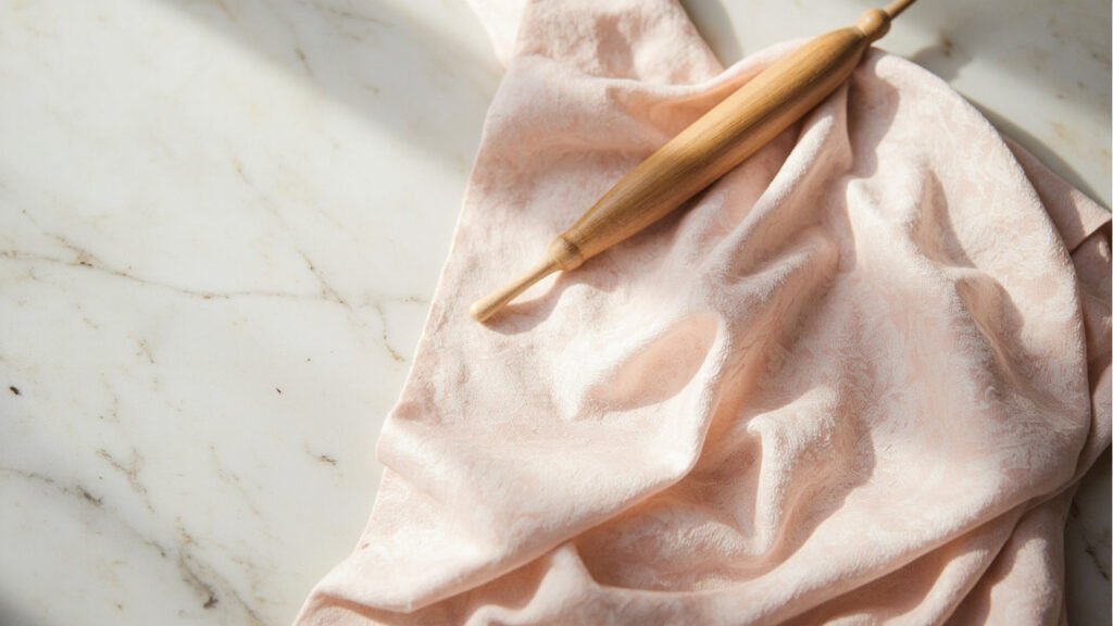 Velours lyonnais rose pâle à motifs damassés sur marbre