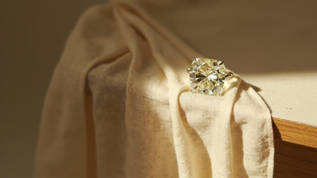 Acheter un diamant fluorescent d&rsquo;occasion : le guide complet de vigilance