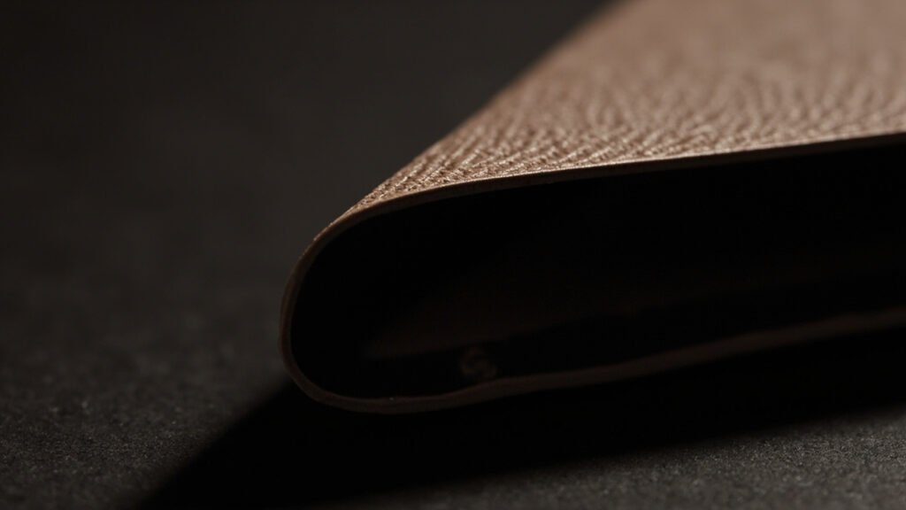 Bord de cuir saffiano refoulé et teint, finition