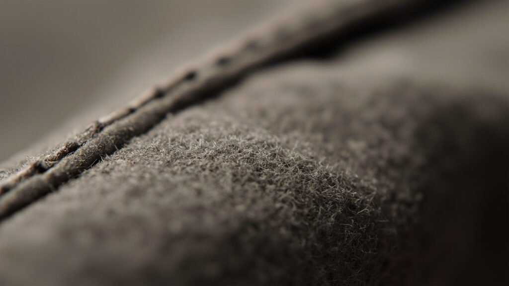 Couture plate parfaitement exécutée sur velours