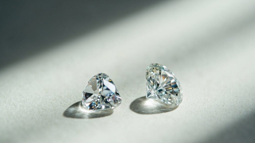Deux diamants taille brillant, naturel et synthétique, visuellement identiques