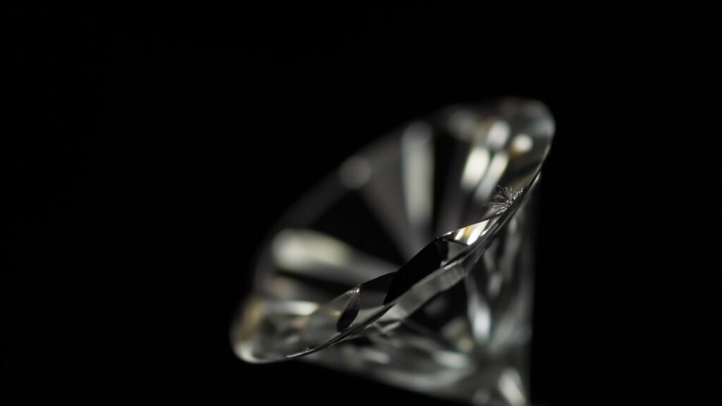 Inclusion plume et éclat au rondiste du diamant