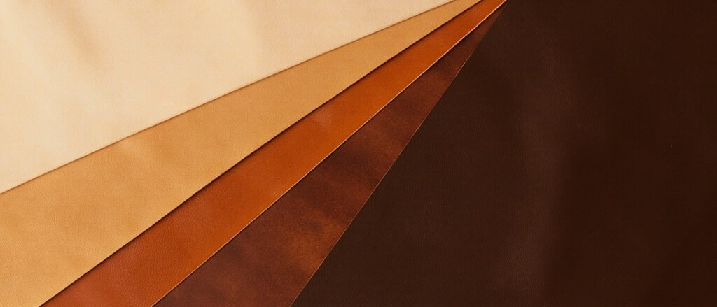 Panneaux de cuir superposés, grain naturel, tons cognac à chocolat, finition semi-aniline.