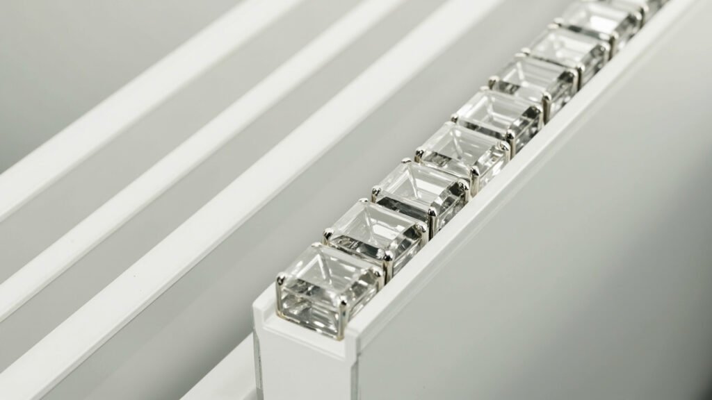 Pierres calibrées alignées entre deux rails métalliques parallèles