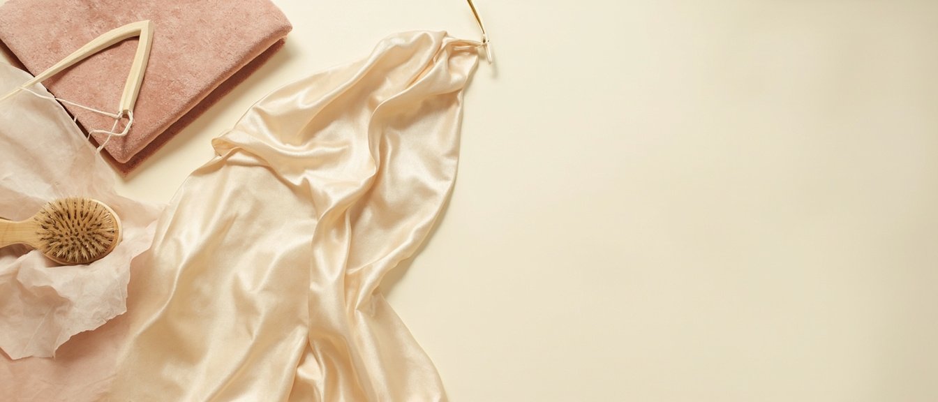 Robe en satin champagne, cintre velours, brosse douce, papier de soie.