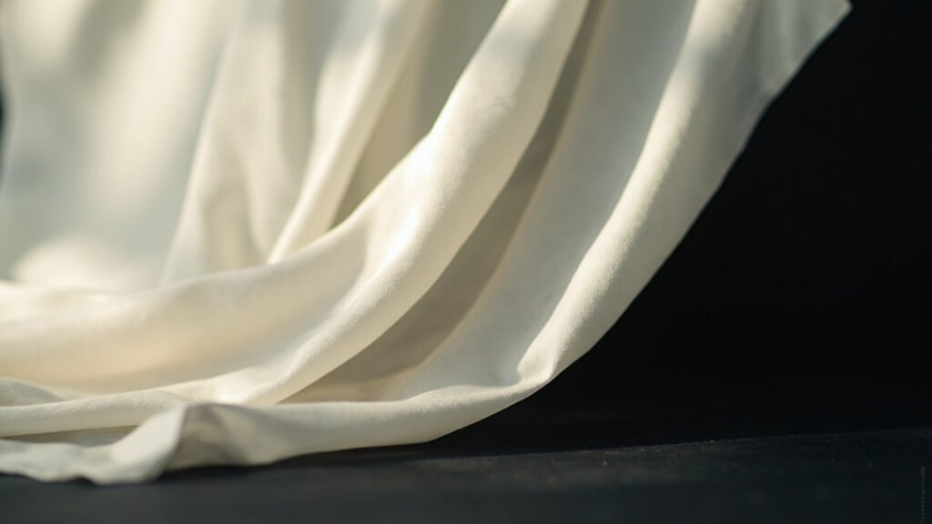 Test de transparence satin clair sur fond sombre