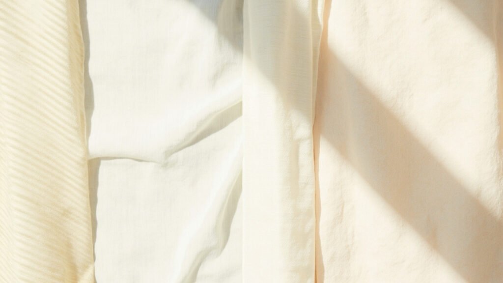 Trois tissages de soie : twill, habotai, crêpe