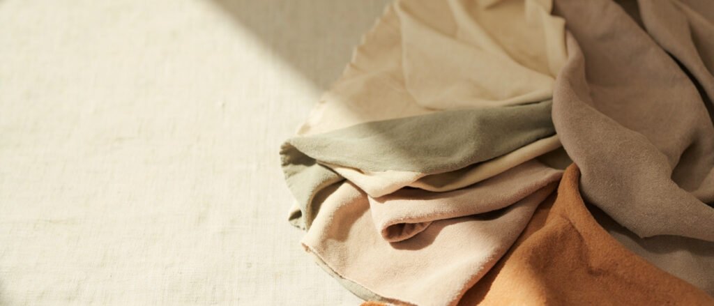 Velours brossé drapé en tons naturels écru, sauge et taupe.