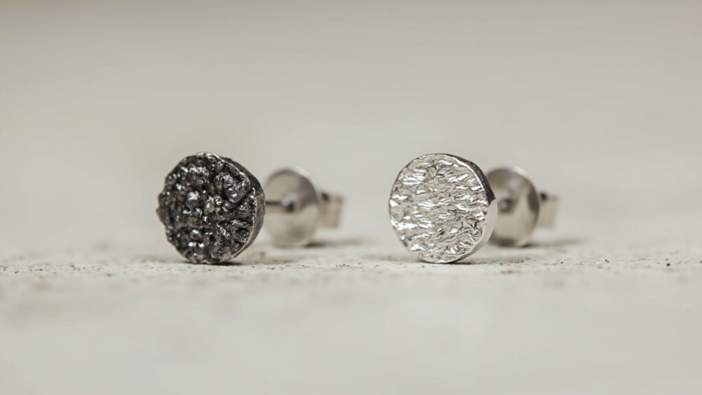 Vue macro comparant un alliage de bijouterie fantaisie et l'argent sterling